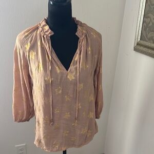 Alex & Parker blush tan gold stars split ruffle collar ties 3/4 sleeves top Sz M